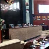 BERTANYA. Anggota DPRD Indramayu dari Partai NasDem, Ruyanto saat mewakili puluhan anggota legislatif menyampaikan poin-poin usulan hak interpelasi. Dia menilai hak interpelasi merupakan hak institusi DPRD.