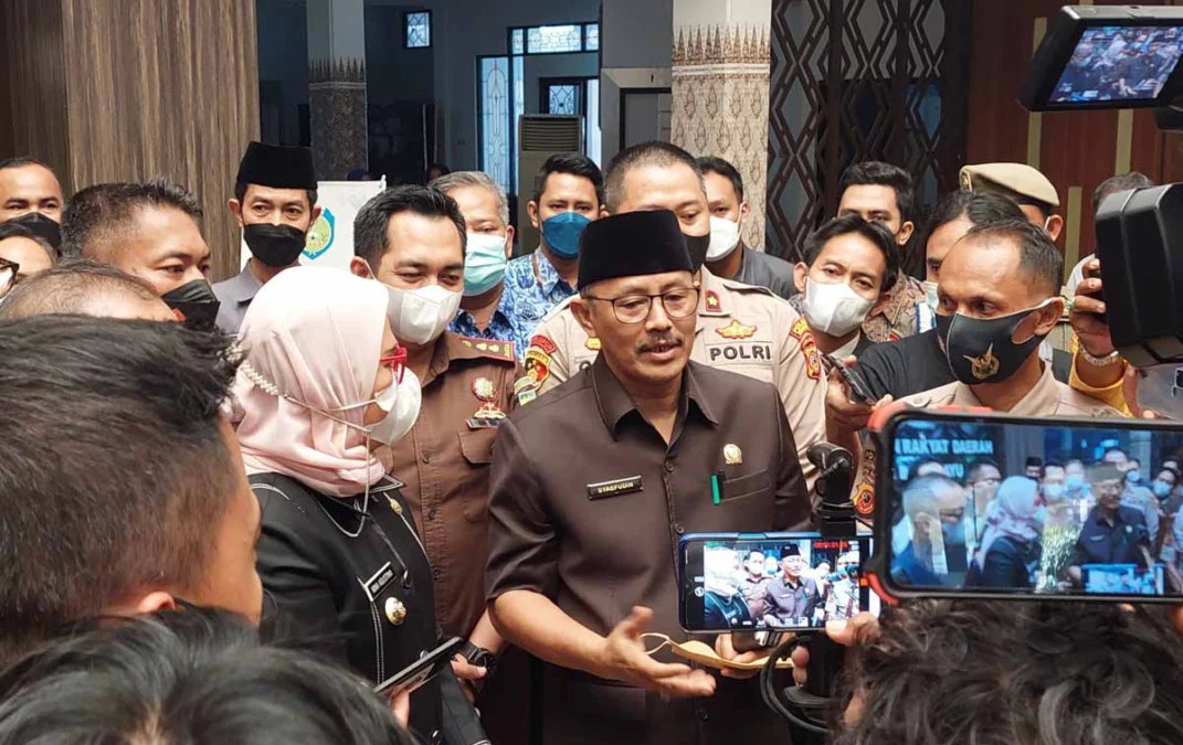 DPRD PANGGIL LUCKY HAKIM. Ketua DPRD Indramayu, Syaefudin memastikan segera memanggil Lucky Hakim. Dan yang bersangkutan siap memenuhi undangan lembaga legislatif. FOTO: TARDIARTO AZZA/RAKYAT CIREBON