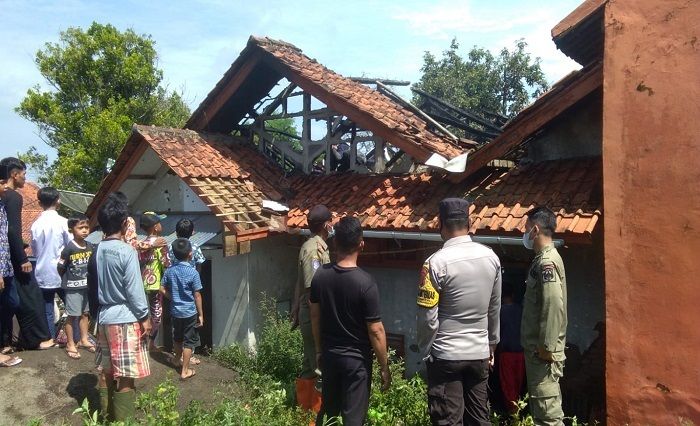 HANGUS. Kebakaran melanda rumah Uus Dursusi, warga blok Bungursari Desa Malausma. Korban mengalami kerugian sekitar Rp200 juta.