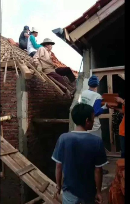 KERJA BAKTI. Warga dan Pemdes Malausma dibantu Muspika bekerja sama membangun kembali rumah warga yang ludes terbakar, Selasa (1/2).