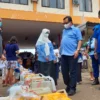 MEMANTAU. Anggota Komisi VI DPR RI Fraksi Partai Demokrat Herman Khaeron memantau penyaluran minyak goreng curah saat operasi pasar. Hero mendisribusikan sebanyak 10 ribu liter dengan harga murah.