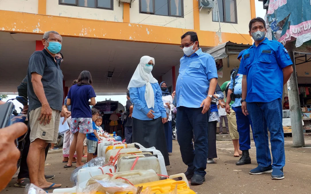 MEMANTAU. Anggota Komisi VI DPR RI Fraksi Partai Demokrat Herman Khaeron memantau penyaluran minyak goreng curah saat operasi pasar. Hero mendisribusikan sebanyak 10 ribu liter dengan harga murah.