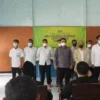 KAWAL. Defry Ardiansyah dan rekan-rekan dikukuhkan sebagai ketua dan pengurus Pemuda Muhammaadiyah periode 2022-2026, di aula Gedung KNPI Majalengka, Rabu (23/2).