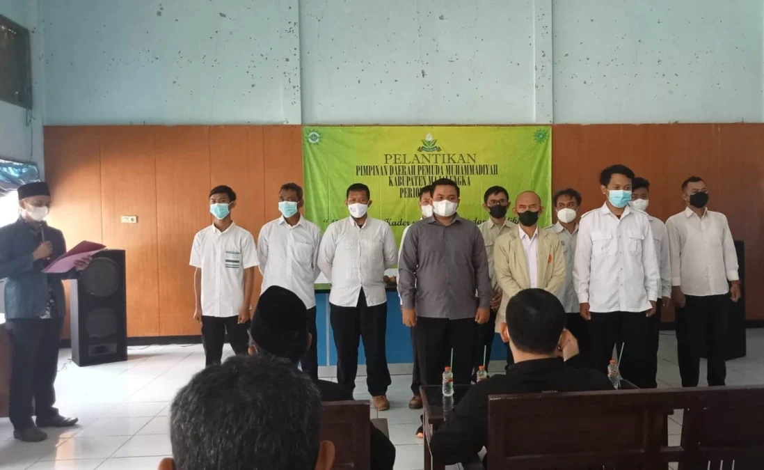 KAWAL. Defry Ardiansyah dan rekan-rekan dikukuhkan sebagai ketua dan pengurus Pemuda Muhammaadiyah periode 2022-2026, di aula Gedung KNPI Majalengka, Rabu (23/2).