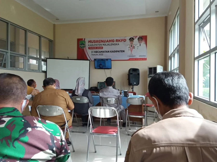 VIRTUAL. Camat dan komponen masyarakat Kadipaten mengikuti pemaparan RKPD Bupati Majalengka melalui layar virtual, Selasa (15/2).