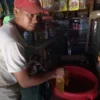 STOK HABIS. Pedagang grosir di pasar Cigasong masih menjual minyak goring curah dengan harga Rp19.500 per kilogram, karena minyak goreng kemasan belum dikirim distributor.