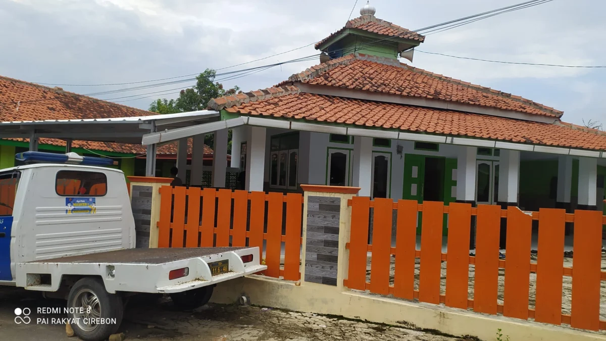 EDARAN. Sebagian masjid mengikuti SE Menag, dan tampak salah satu masjid di Majalengka tidak menggunakan pengeras suara luar saat khutban Jumat.