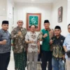 NAKHODA. Pengurus DPC PKB Majalengka foto bersama ketua yang baru, Kombes Pol (Purn) DR KH Juhana Zulfan MM.