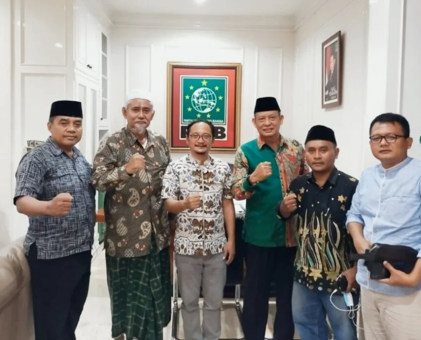 NAKHODA. Pengurus DPC PKB Majalengka foto bersama ketua yang baru, Kombes Pol (Purn) DR KH Juhana Zulfan MM.