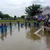 Ikut Panen Ikan Nila, Ridwan Kamil Puji SMKN 1 Mundu