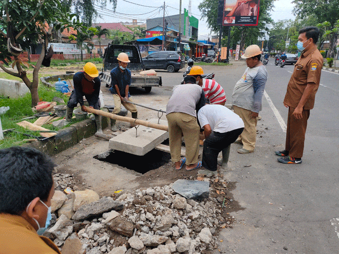 Tugas Berat Pasukan DPUTR Kota Cirebon, Kewalahan Perbaiki Jalan Berlubang