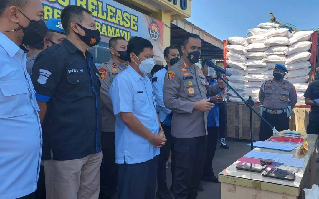 SEPULUH TON. Kapolres Indramayu AKBP M Lukman Syarif memberikan keterangan kepada wartawan terkait pengungkapan penyalahgunaan pupuk bersubsidi. Para pelaku telah menyalahgunakan pendistribusian pupuk urea bersubsidi.