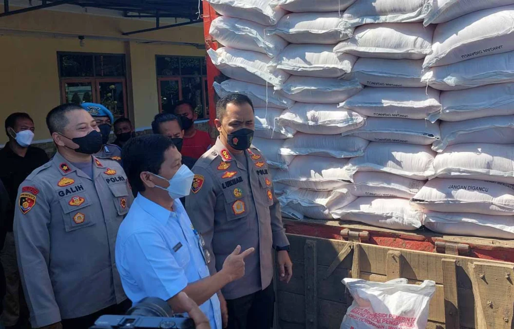 DIAMANKAN. Plt Kepala Distan Indramayu Ahmad Syadali saat melihat barang bukti pupuk bersubsidi yang diamankan Satreskrim Polres Indramayu. Kekurangan pupuk subsidi diduga akibat ulah sindikat.