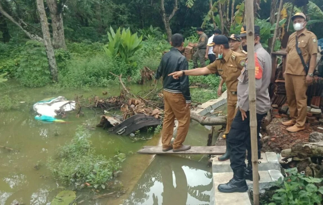 BIKIN WASWAS. Pemcam Sukagumiwang bersama pemdes dan masyarakat melakukan penanggulangan tanggul yang rawan jebol di daerah aliran sungai Cimanuk Blok Gumiwang Utara, Desa/Kecamatan Sukagumiwang.