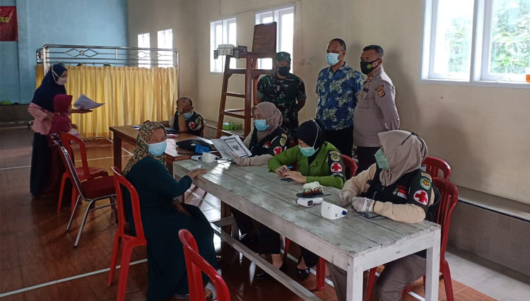 PEDULI. Kodim 0617/Majalengka melalui Poskes 03.10.17 menggelar agenda serbu vaksinasi booster, di Desa Cisetu Kecamatan Rajagaluh, Kamis (24/2).