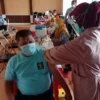 JANJI KINERJA. Salah seorang pegawai Lapas Majalengka disuntik vaksin Covid-19 dosis ketiga, di aula Lapas Kelas II B, Jumat (11/2).