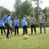 BUKA TURNAMEN. Wakil Bupati HM Ridho Suganda membuka turnamen sepakbola Setia Negara Cup di lapangan Desa Setianegara, Kamis (17/2).