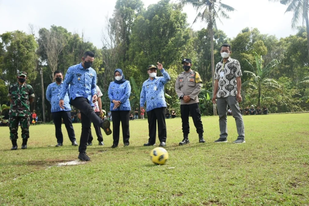 BUKA TURNAMEN. Wakil Bupati HM Ridho Suganda membuka turnamen sepakbola Setia Negara Cup di lapangan Desa Setianegara, Kamis (17/2).