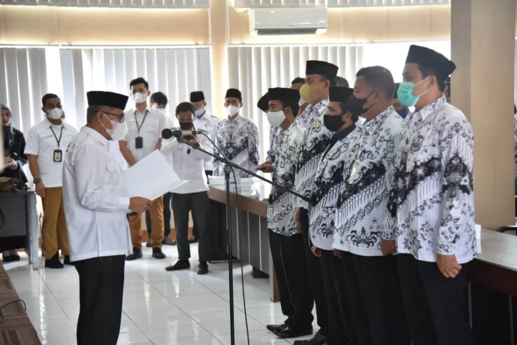 RESMI DILANTIK. Ketua Baznas Kabupaten Kuningan, Drs HR Yayan Sofyan MM melantikan personalia Unit Pengurus Zakat PGRI Kecamatan di Aula Purbawisesa, Setda Kuningan, Senin (14/2).