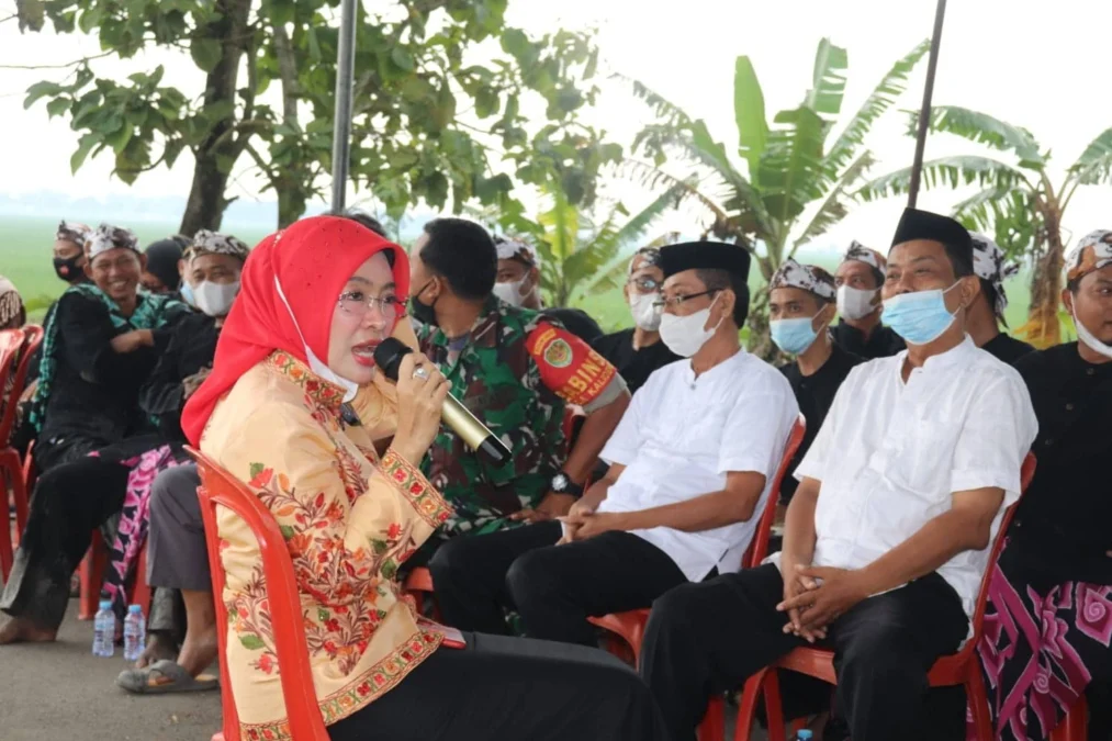 DILESTARIKAN. Wakil Bupati Cirebon, Hj Wahyu Tjiptaningsih mengapresiasi masyarakat yang masih menjaga tradisinya.