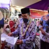 BERBAGI. Bupati Cirebon, H Imron memberikan santunan kepada ratusan anak yatim piatu dan dhuafa di Ciwaringin.