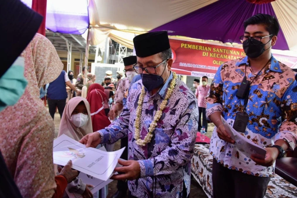 BERBAGI. Bupati Cirebon, H Imron memberikan santunan kepada ratusan anak yatim piatu dan dhuafa di Ciwaringin.