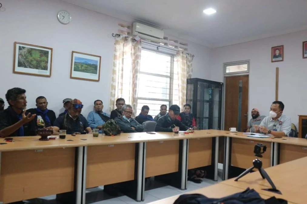 TOLAK PENYADAPAN. Sejumlah aktivis lingkungan dari LSM Aktivitas Anak Rimba (AKAR) Kuningan mendatangi kantor Balai Taman Nasional Gunung Ciremai di Jalan Raya Manis Lor, Jalaksana, kemarin (23/3).