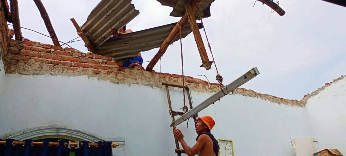 RUSAK. Puluhan rumah dan bangunan milik warga tersapu angin kencang, Sabtu (19/3).