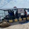 SIGAP. Tim Integrated Balongan bersama Pertamina Transkontinental melakukan penanganan ceceran solar di perairan Balongan. Pertamina menjamin pasokan BBM dan LPG di Ciayumajakuning tidak terganggu.