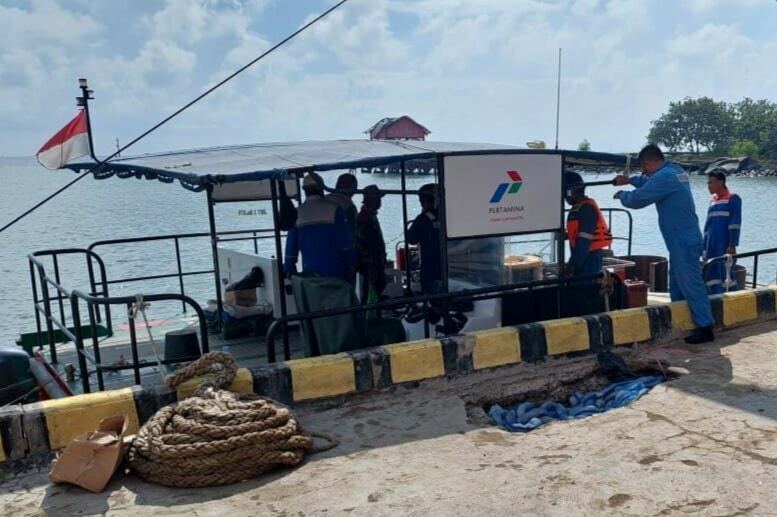 SIGAP. Tim Integrated Balongan bersama Pertamina Transkontinental melakukan penanganan ceceran solar di perairan Balongan. Pertamina menjamin pasokan BBM dan LPG di Ciayumajakuning tidak terganggu.