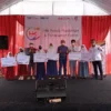 SERAHKAN BEASISWA. Sekretaris PT Hakaaston (HKA) Aditya Nur Rahadi foto bersama dengan siswa penerima beasiswa berprestasi di Desa Puncak, Minggu (27/3).