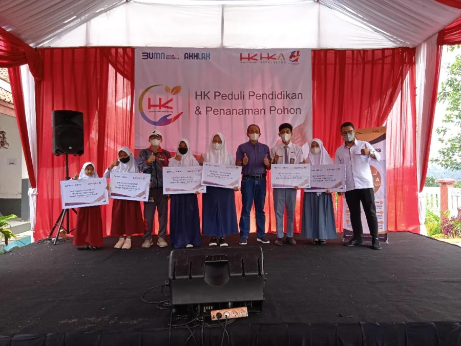 SERAHKAN BEASISWA. Sekretaris PT Hakaaston (HKA) Aditya Nur Rahadi foto bersama dengan siswa penerima beasiswa berprestasi di Desa Puncak, Minggu (27/3).