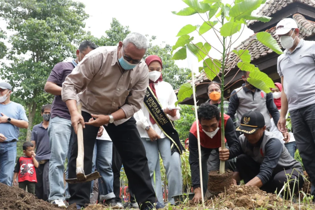 PUNCAK PERINGATAN. Bupati H Acep Purnama mengikuti kegiatan peringatan puncak Hari Peduli Sampah Nasional (HPSN) Tingkat Kabupaten Kuningan.