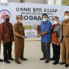 DISERAHKAN. Bupati Cirebon, H Imron menerima secara simbolis penyaluran CSR dari BPR Astanajapura yang akan diberikan kepada masyarakat.