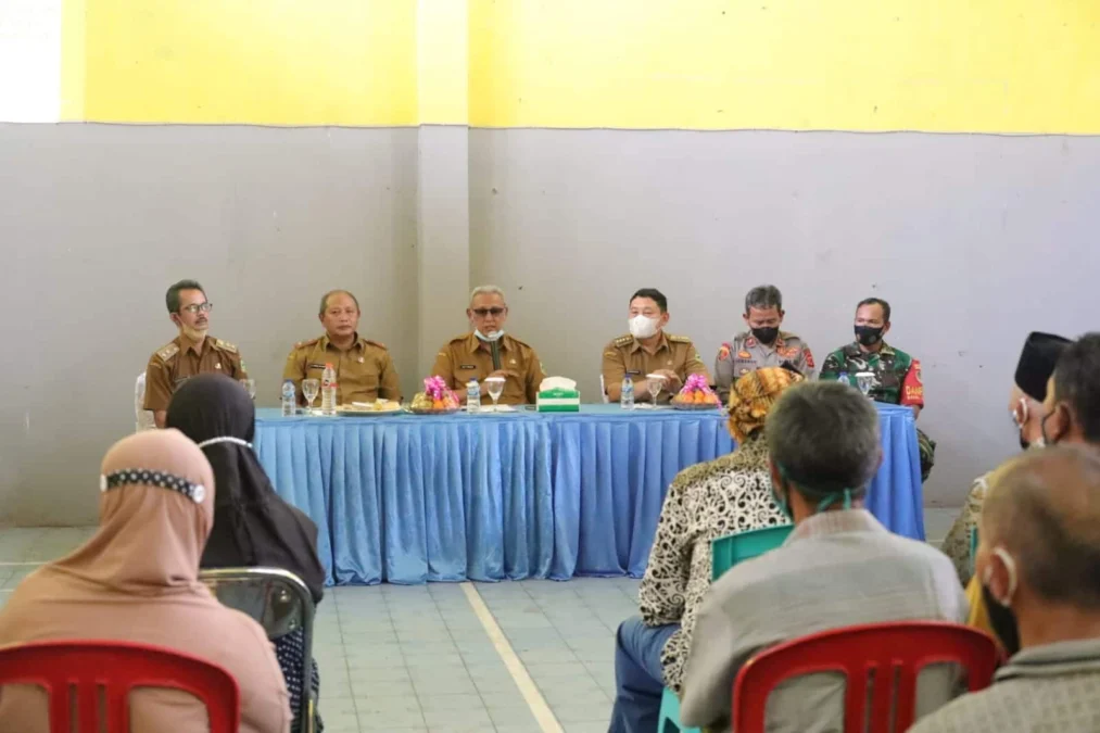 PEMBEBASAN LAHAN. Bupati H Acep Purnama menjelaskan rencana pembangunan Jalan lingkar Timur Selatan (JLTS) yang membentang dari Ancaran sampai Windujanten, Kecamatan Kadugede, kemarin (29/30).