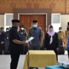 SERAHKAN SK. Bupati Kuningan H Acep Purnama meneyerahkan petikan keputusan Bupati Kuningan tentang pengangkatan CPNS formasi tahun 2019 di lingkungan Pemerintah Kabupaten Kuningan, Selasa (16/12).