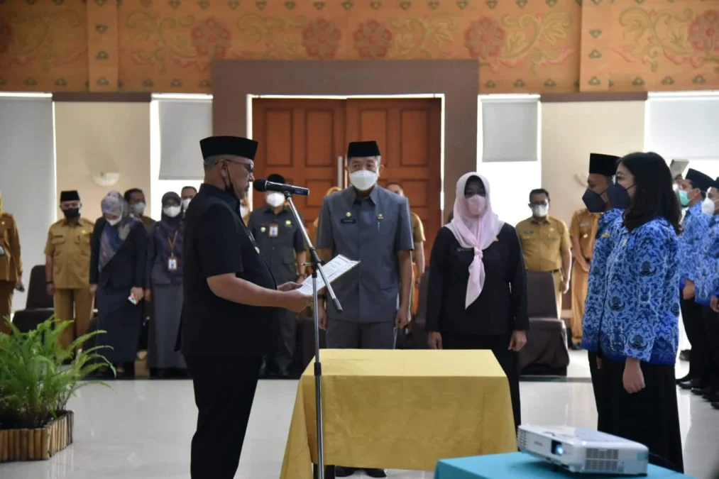 SERAHKAN SK. Bupati Kuningan H Acep Purnama meneyerahkan petikan keputusan Bupati Kuningan tentang pengangkatan CPNS formasi tahun 2019 di lingkungan Pemerintah Kabupaten Kuningan, Selasa (16/12).