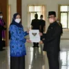 PENGANGKATAN. Bupati Cirebon, H Imron memberikan SK Pengangkatan kepada simbolis PPPK, kemarin.