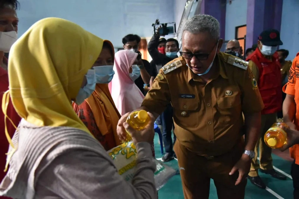 CEK BENCANA. Bupati H Acep Purnama didamping Kapolres Kuningan AKBP Dany Aryanda, Dandim Kuningan Letkol CZI David Nainggolan dan Kepala Pelaksana BPBD Indra Bayu Permana memantau lokasi yang terkena bencana alam.