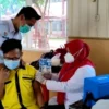 VAKSINASI. Kegiatan vaksinasi di Lapas Kelas II B Indramayu diikuti ratusan warga binaan. Ratusan warga binaan tercatat menerima suntikan vaksin booster.