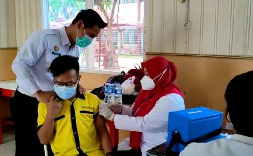 VAKSINASI. Kegiatan vaksinasi di Lapas Kelas II B Indramayu diikuti ratusan warga binaan. Ratusan warga binaan tercatat menerima suntikan vaksin booster.