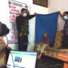 DIFOTO. Tim Dukcapil Patas dan Dokmaru memberikan pelayanan kepada salah satu warga lanjut usia di Kecamatan Kedokanbunder. Warga lansia diberikan dokumen adminduk berupa KTP elektronik dan Kartu Keluarga (KK).