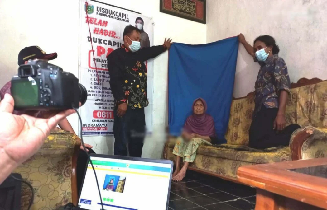 DIFOTO. Tim Dukcapil Patas dan Dokmaru memberikan pelayanan kepada salah satu warga lanjut usia di Kecamatan Kedokanbunder. Warga lansia diberikan dokumen adminduk berupa KTP elektronik dan Kartu Keluarga (KK).