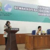 AMANKAN AMANAT. Rakerda Dekopinda tahun 2021 dihadiri utusan dari Dekopinwil Jawa Barat, Anna Suzana (kiri) Kepala Dinas Koperasi dan UKM Kabupaten Cirebon, M Fery Aprudin (tengah) dan Ketua Dekopinda Kabupaten Cirebon, Pandi (kanan).