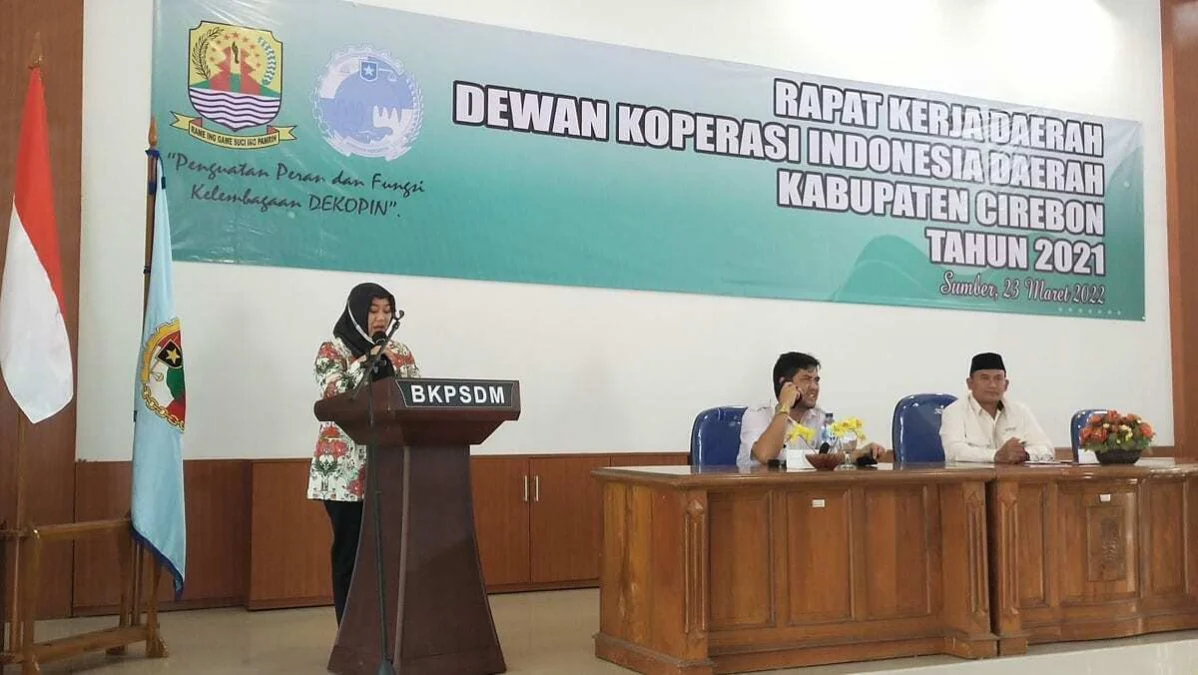 AMANKAN AMANAT. Rakerda Dekopinda tahun 2021 dihadiri utusan dari Dekopinwil Jawa Barat, Anna Suzana (kiri) Kepala Dinas Koperasi dan UKM Kabupaten Cirebon, M Fery Aprudin (tengah) dan Ketua Dekopinda Kabupaten Cirebon, Pandi (kanan).