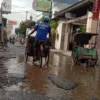 AKAN DIPERBAIKI. Kondisi Jalan di sekitar Sentra Batik Trusmi akan diperbaiki pada tahun ini.