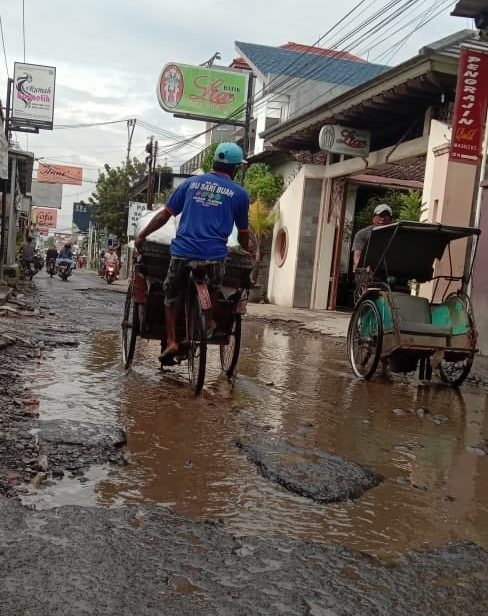 AKAN DIPERBAIKI. Kondisi Jalan di sekitar Sentra Batik Trusmi akan diperbaiki pada tahun ini.