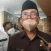 SAMBUT BAIK. Bupati Cirebon, H Imron mengapresiasi Demokrat yang sudah memfasilitasi warga Cirebon mendapatkan minyak goreng curah dan tidak akan mengevaluasi kinerja Disperdagin yang tidak mampu menyediakan migor curah.