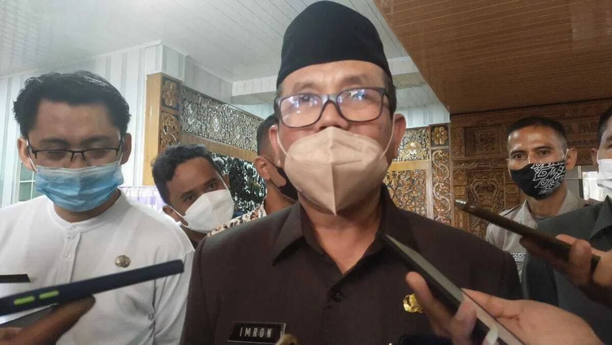 SAMBUT BAIK. Bupati Cirebon, H Imron mengapresiasi Demokrat yang sudah memfasilitasi warga Cirebon mendapatkan minyak goreng curah dan tidak akan mengevaluasi kinerja Disperdagin yang tidak mampu menyediakan migor curah.