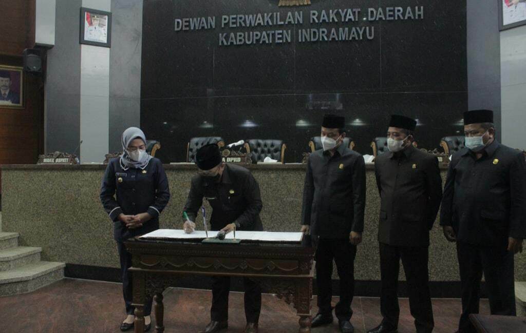 TANDA TANGAN. Pimpinan DPRD Indramayu dan Bupati Indramayu Nina Agustina menandatangani persetujuan hasil pembahasan Raperda Usaha Mikro. Pemda perlu melakukan pemberdayaan sumber daya manusia hingga pengadaan sarana dan prasarana.